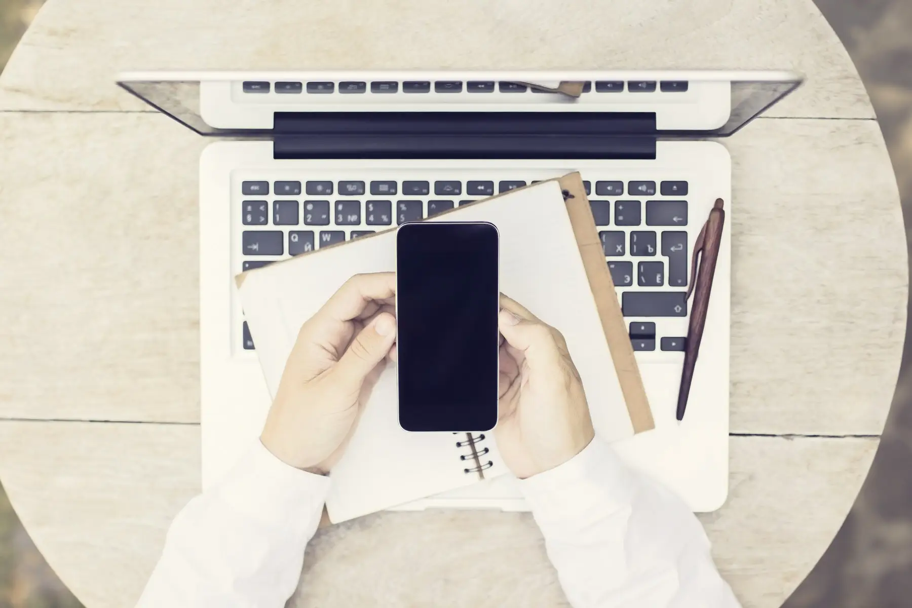 Smartphone und Notizbuch für die persönliche Abstimmung